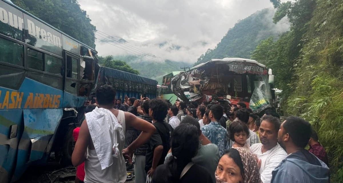 नारायणगढ-मुग्लिन सडक खण्डको जलविरेमा दुई बस ट्रकसँग ठोक्किए, २५ जना घाइते