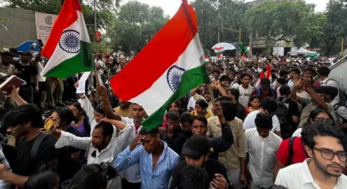 दिल्लीमा कक्रोच जनता पार्टीको प्रदर्शनमा लाठीचार्ज