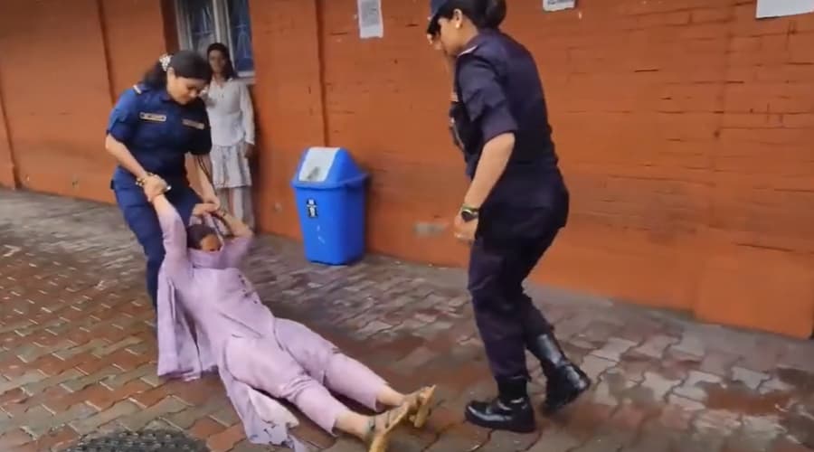 सिंहदरबार गेटमा धर्ना दिन गएका कुमारी आमा र बिनु यादवलाई प्रहरीले घिसारेपछि…