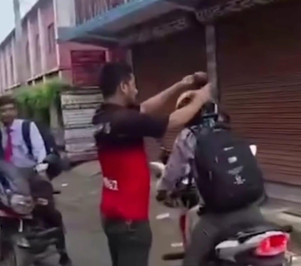 दाङमा वडा सदस्यद्वारा शिक्षा अधिकृतमाथि दुर्व्यवहार, टाउकोमा मोबिल खन्याए