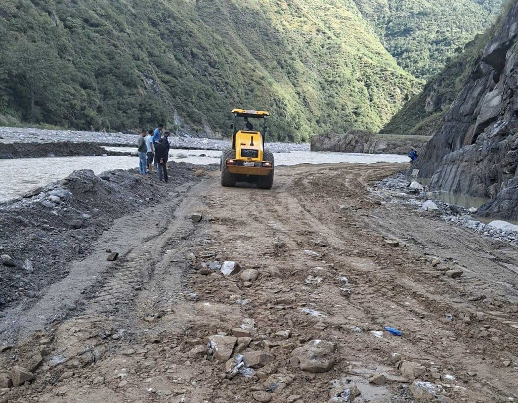 अपडेट : पहिरो पन्छाएपछि खुल्यो बीपी राजमार्ग