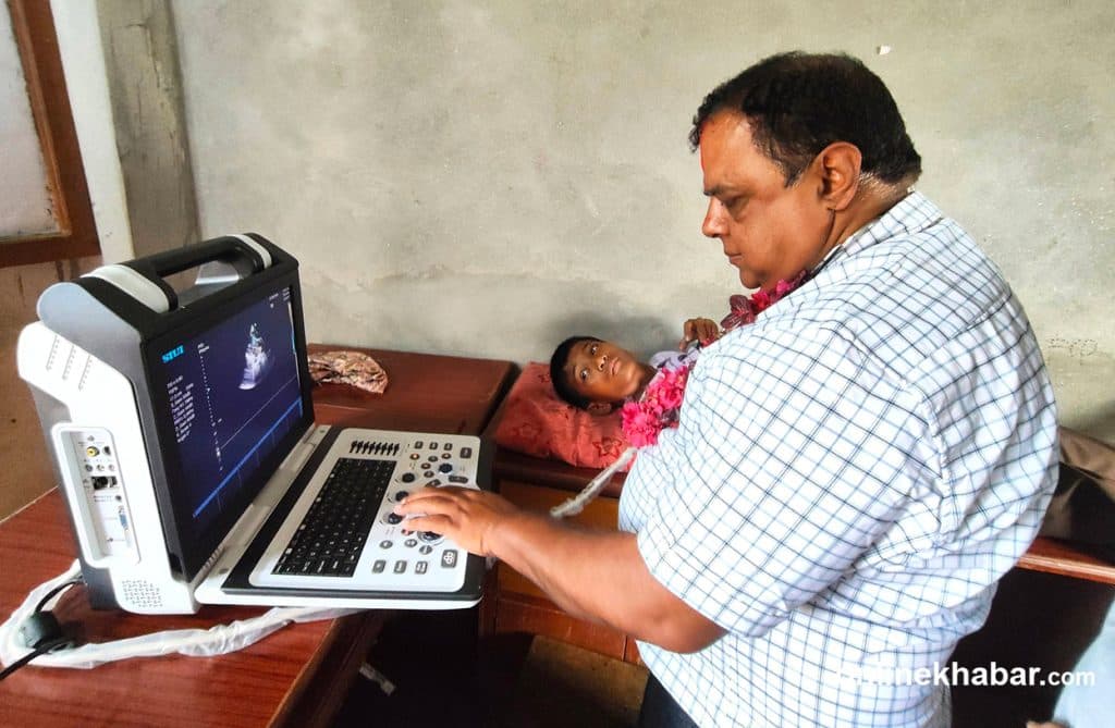 ४ हजार बढी विद्यार्थीका मुटु जाँच्दै छत्रकोट