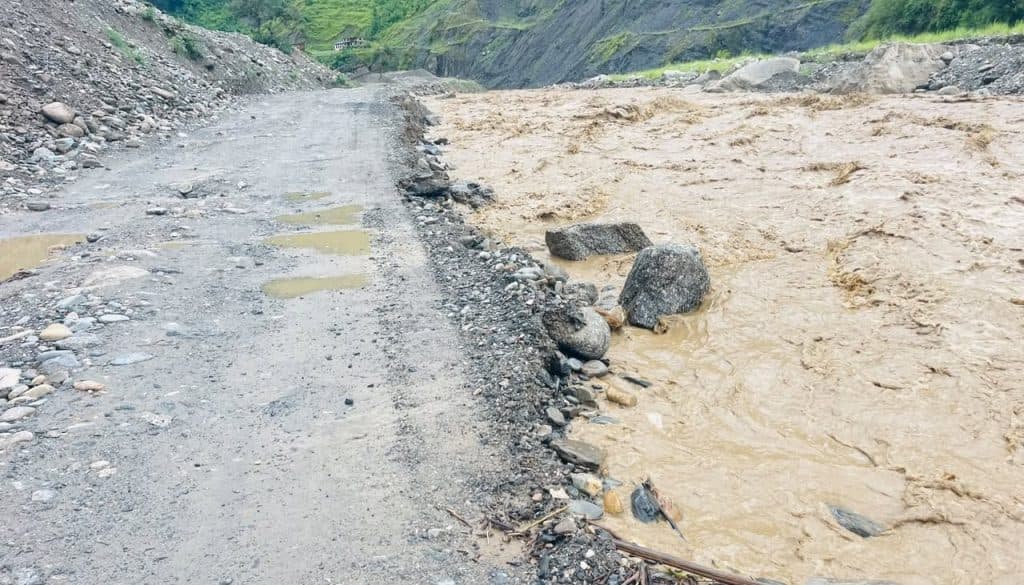 बाढीपहिरोले बिपी राजमार्ग र कान्ति लोकपथ बन्द