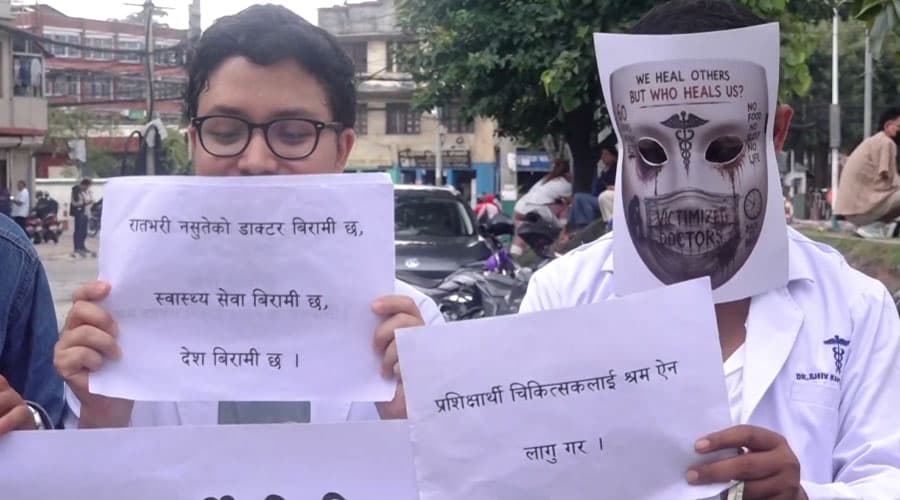 इन्टर्नसिपका चिकित्सक, मेडिकल अधिकृत र आवासीय चिकित्सकको विरोध प्रदर्शन
