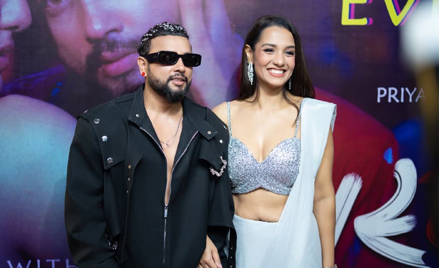 विवादमा परेपछि ‘मास्टर्नी’ गीत युट्युबबाट हटाइयो, प्रियंका र दुर्गेशले मागे माफी