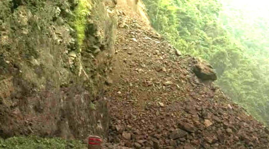 पहिरो खसेपछि पृथ्वी राजमार्ग पूर्ण रूपमा अवरुद्ध