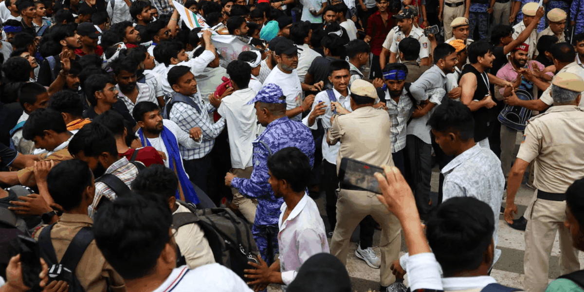 दिल्लीमा कक्रोजकाे मार्चपास संसद भवन नजिक पुग्याे, मोदीले छाडे भवन