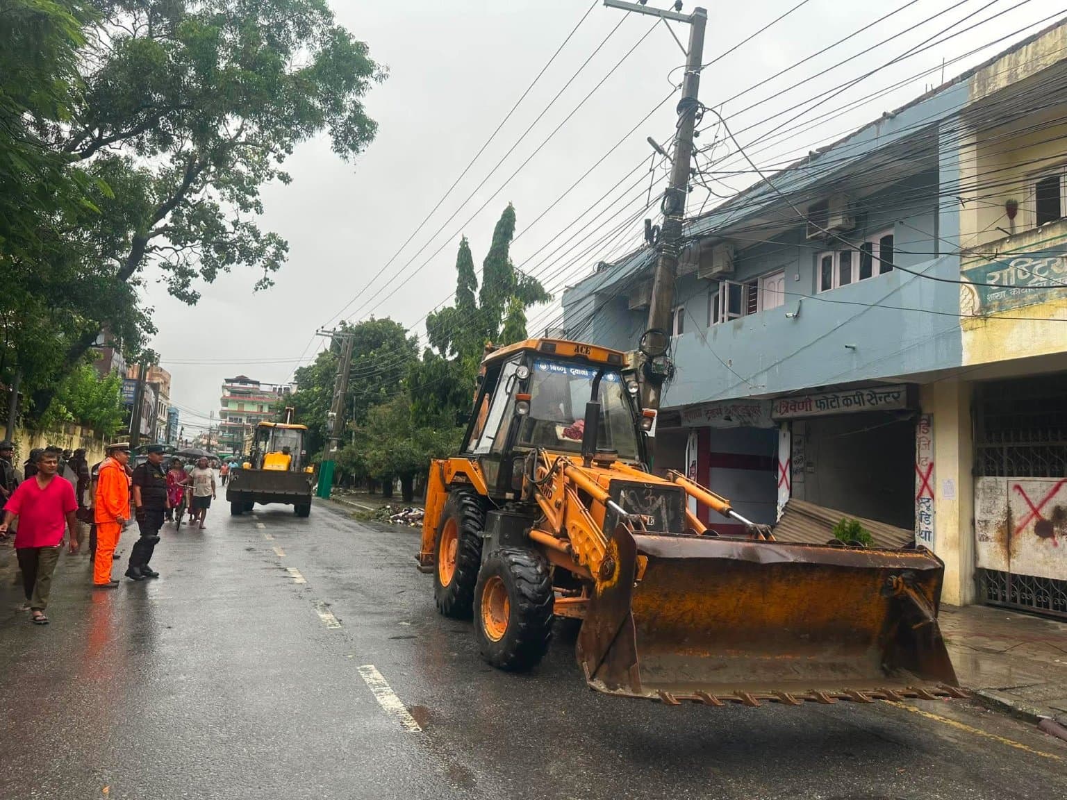 कोशी अस्पतालको जग्गामा बनाइएका संरचना भत्काउन तीनतिरबाट डोजर चल्यो