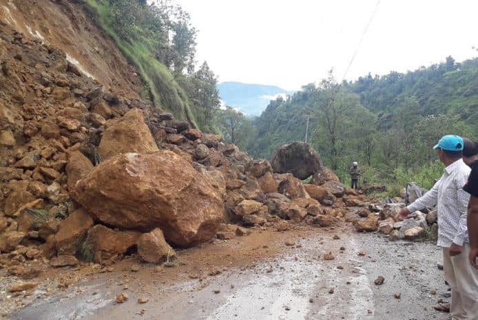 मध्यपहाडी लोकमार्ग अवरुद्ध