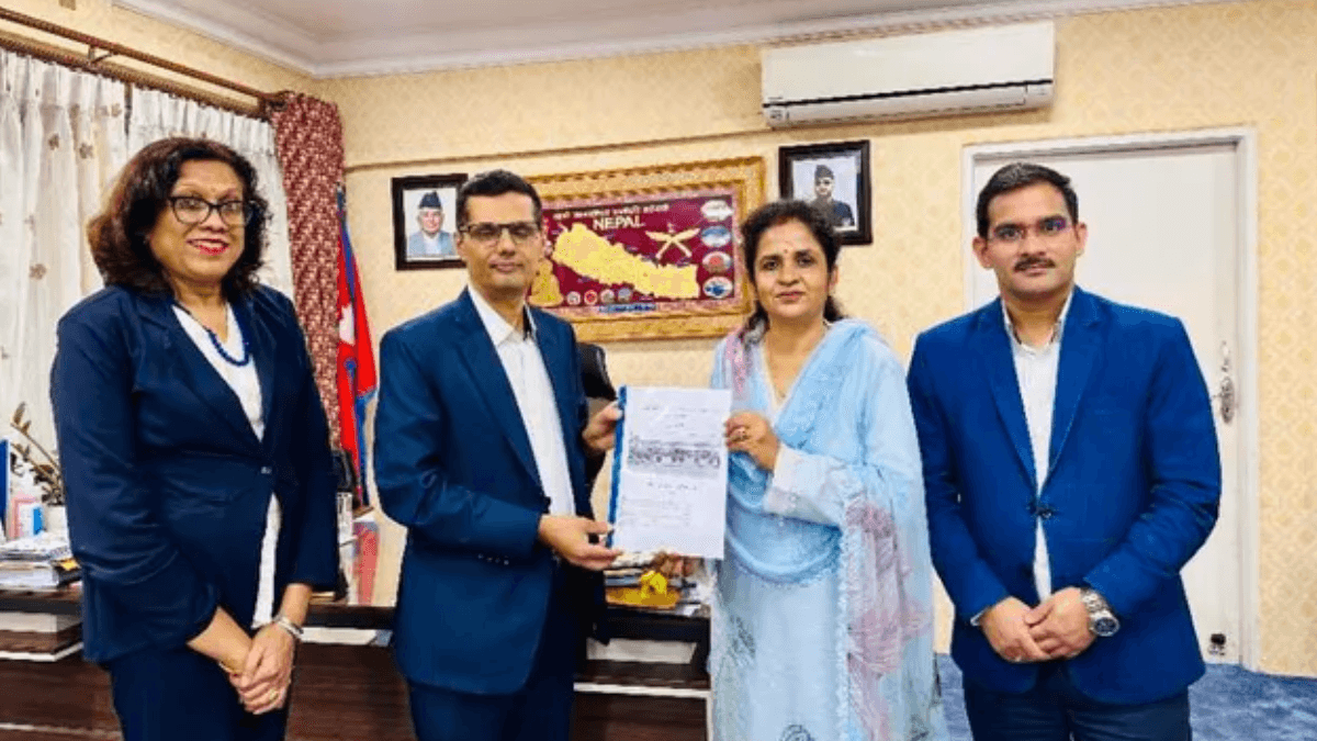 हेटौंडा कपडा उद्योग पुनः सञ्चालनको तयारी, प्रतिवेदन मन्त्री यादवलाई हस्तान्तरण