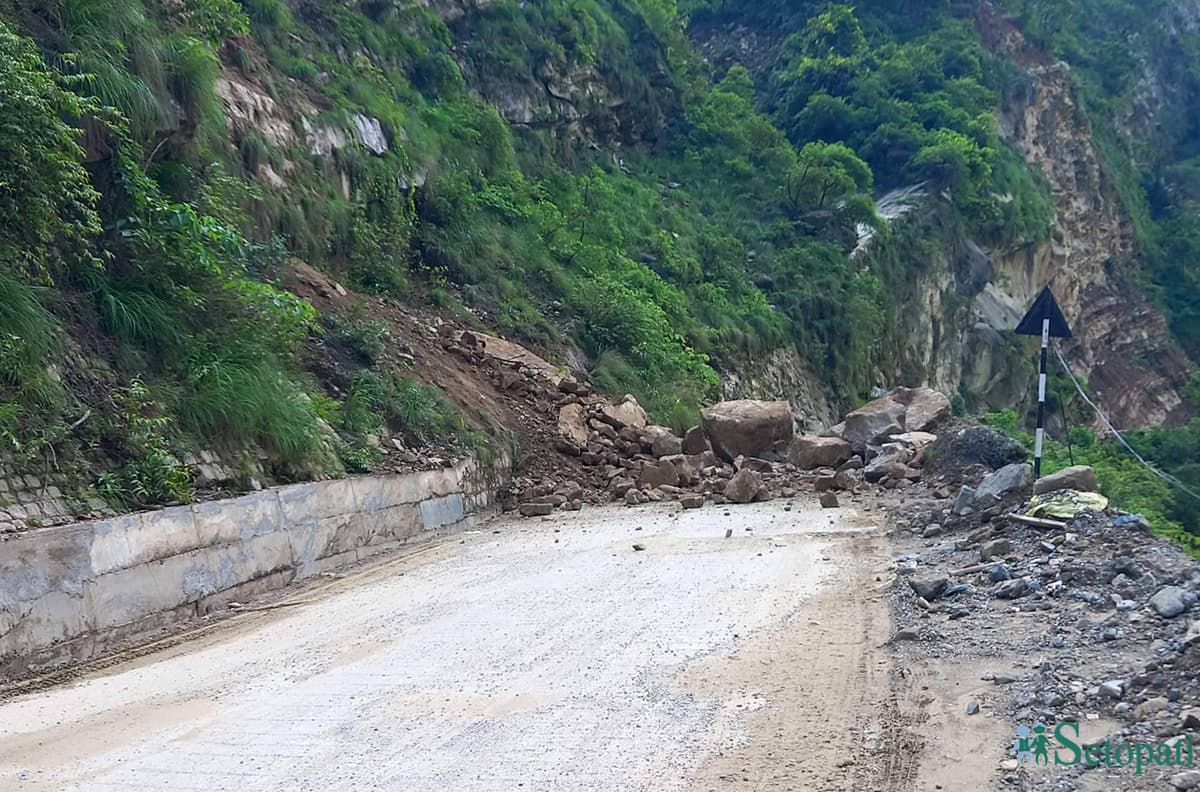 सिद्धबाबा सुरूङमार्ग नजिक पहिरो खस्दा सिद्धार्थ राजमार्ग पूर्ण अवरूद्ध