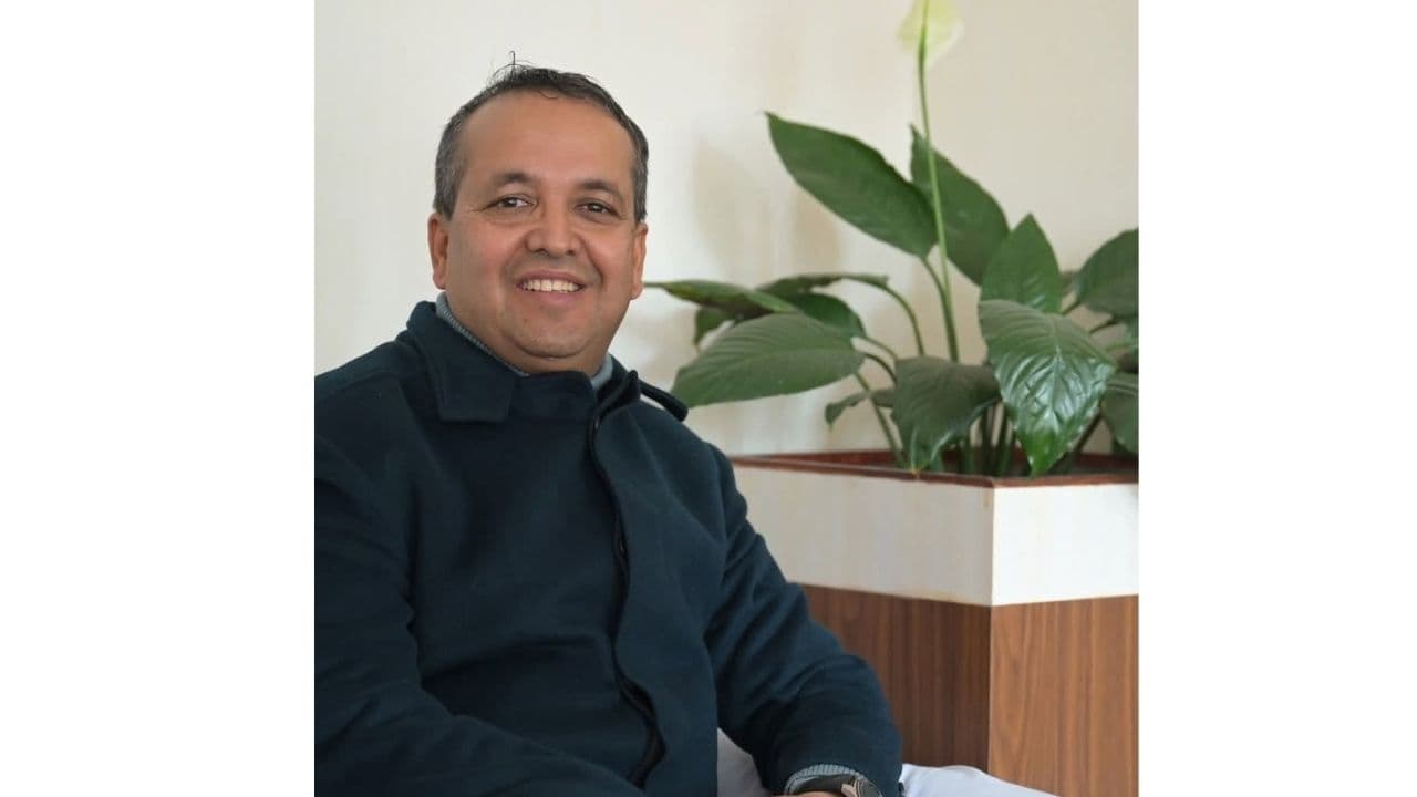 फेसबुक स्ट्याटसकै कारण टिमुरे सरूवामा परेका सहसचिव निरौला भन्छन्– जान्छु, जिम्मेवारी पूरा गर्छु