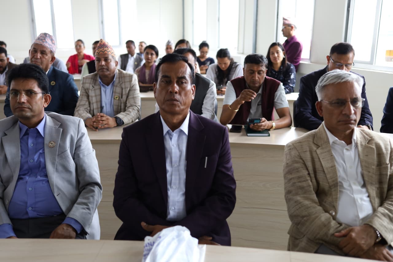 एमाले सांसदलाई प्रशिक्षण दिंदै हर्कराज राई