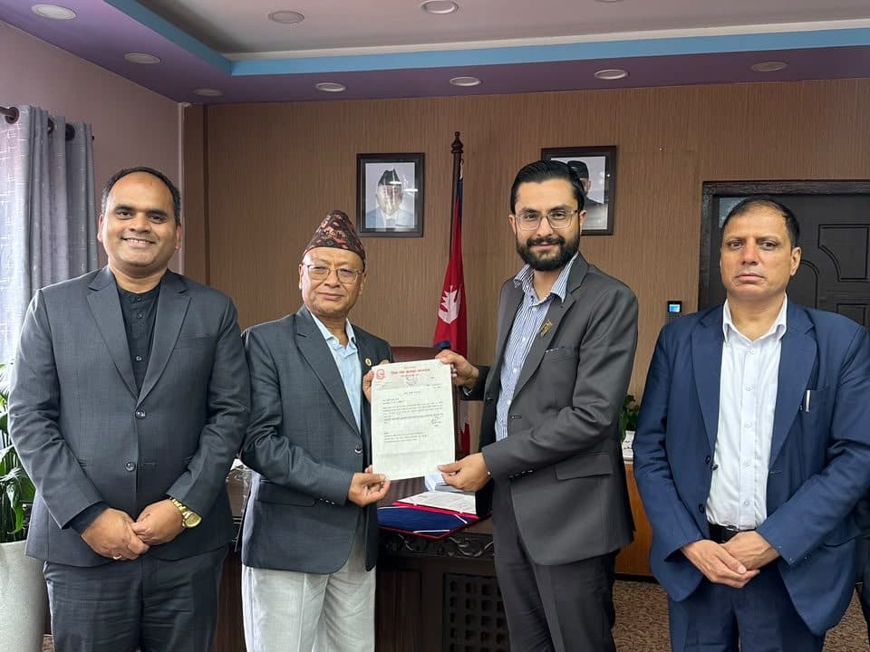 दशरथचन्द स्वास्थ्य विज्ञान विश्वविद्यालयका उपकुलपति र रजिष्ट्रारलाई शपथ