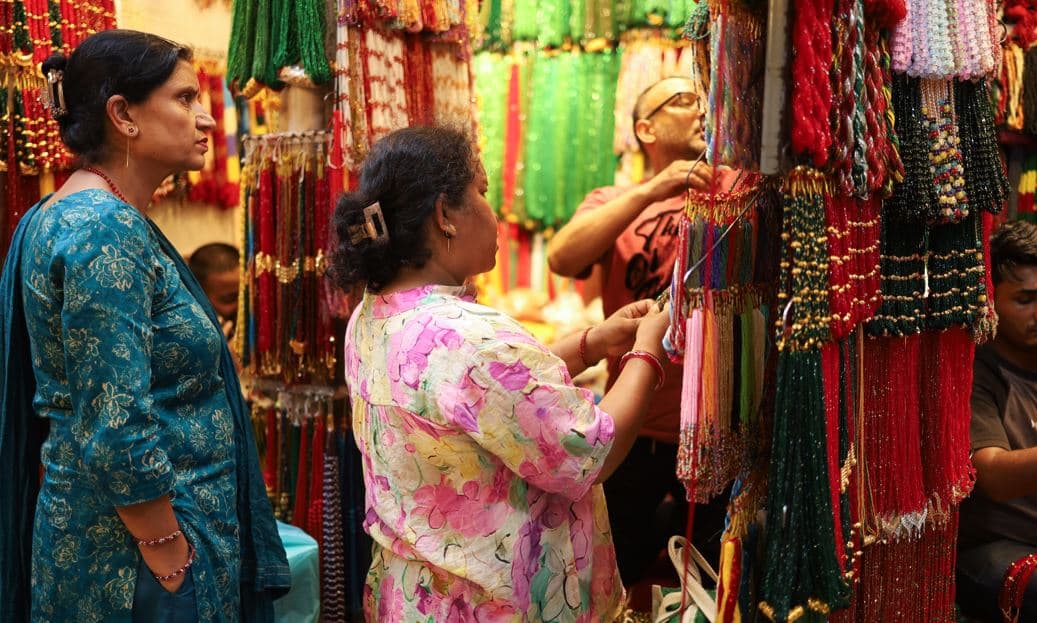 साउन लागेसँगै काठमाडौंको इन्द्रचोक बजारमा चहलपहल