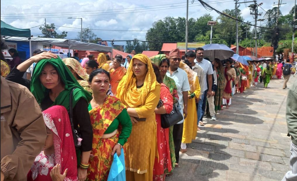 साउनको पहिलो सोमबार : बढ्यो पशुपतिनाथमा भक्तजनको लाम