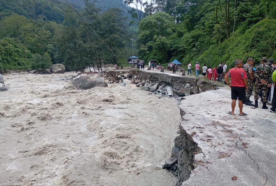 बाढीपहिरोले ६ वटा राजमार्ग अवरुद्ध
